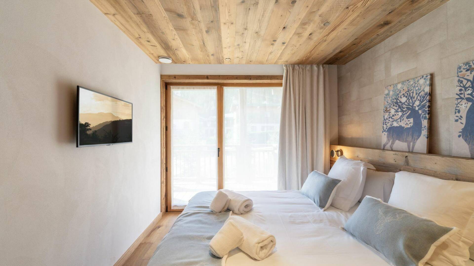 double bedroom with TV and direct access to outdoor