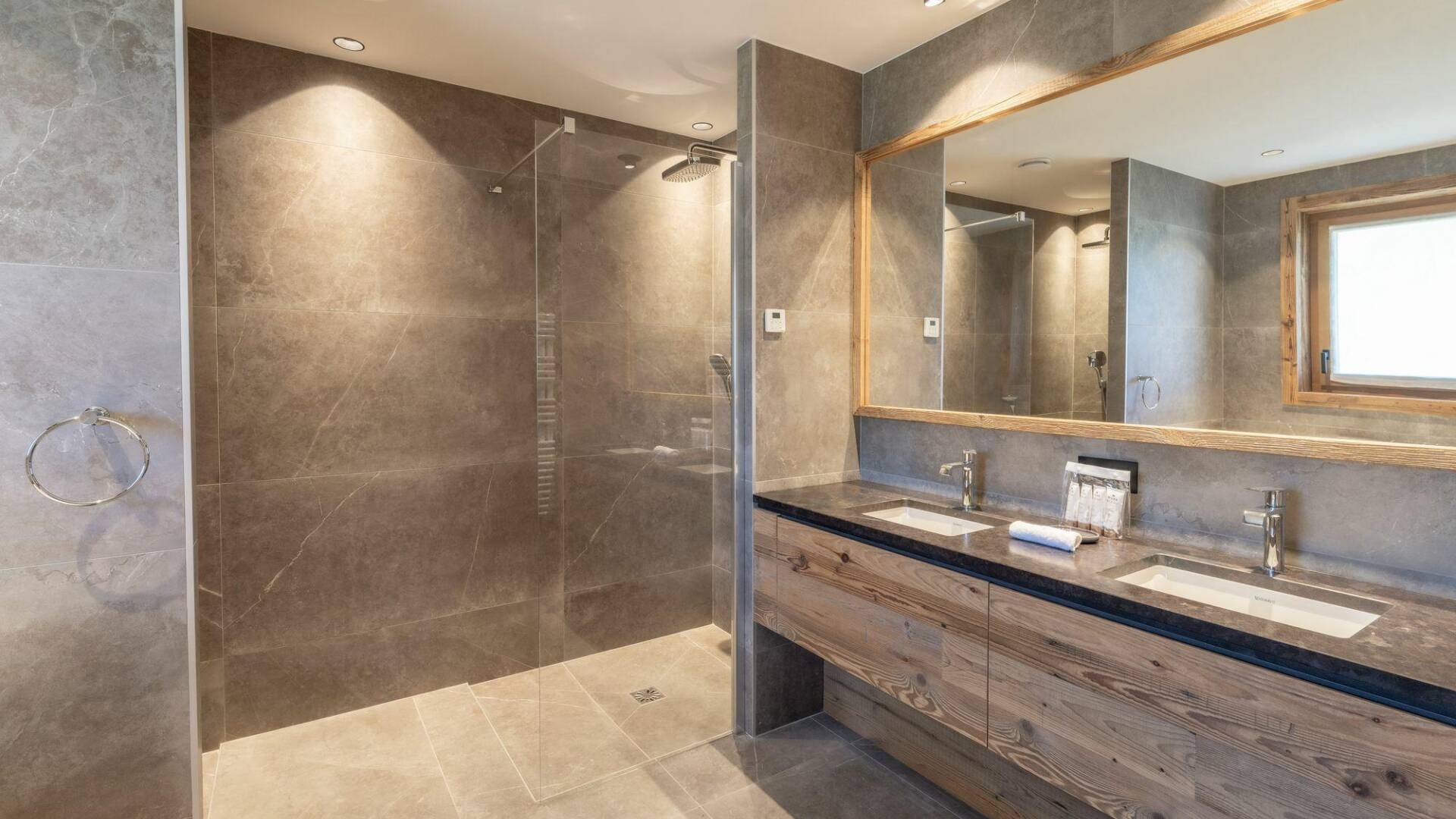 en suite bathroom with double lavabo and walk-in shower