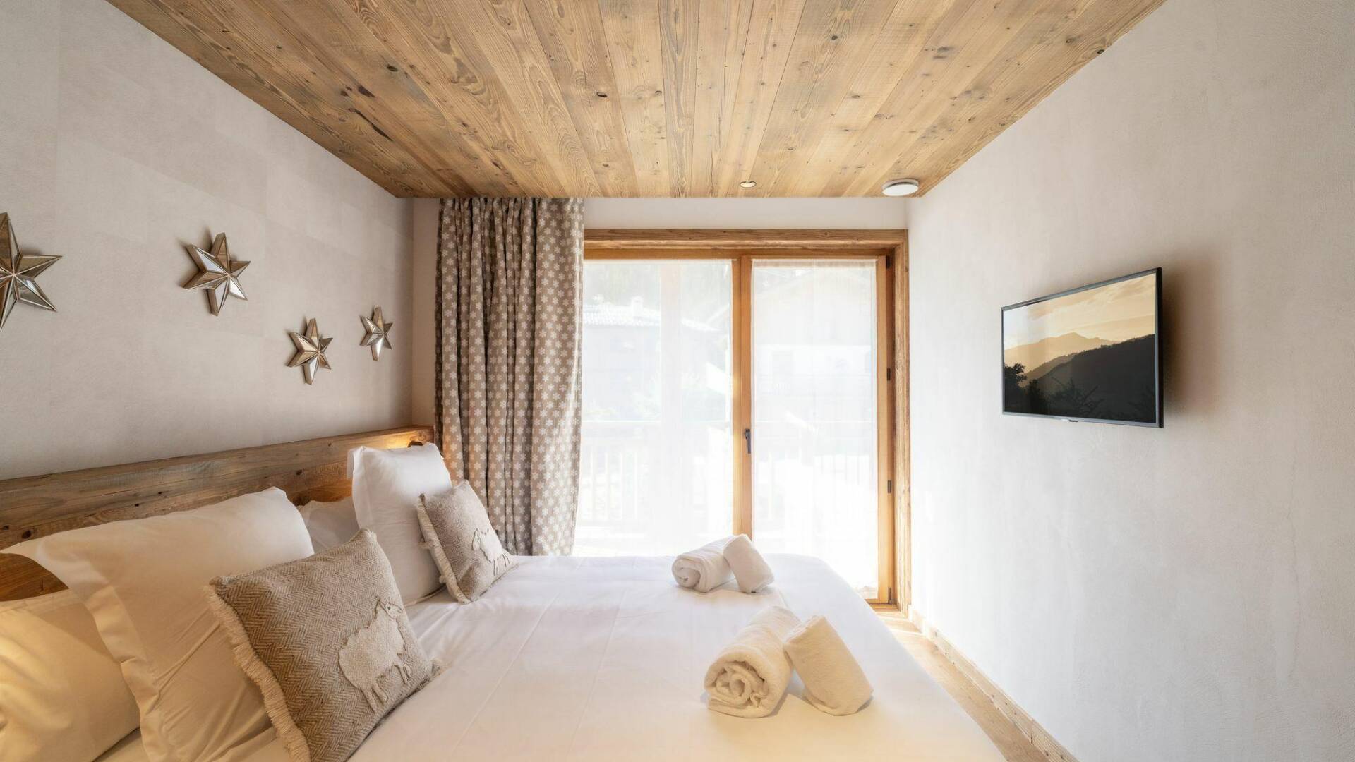 double bedroom with TV and direct access to outdoor