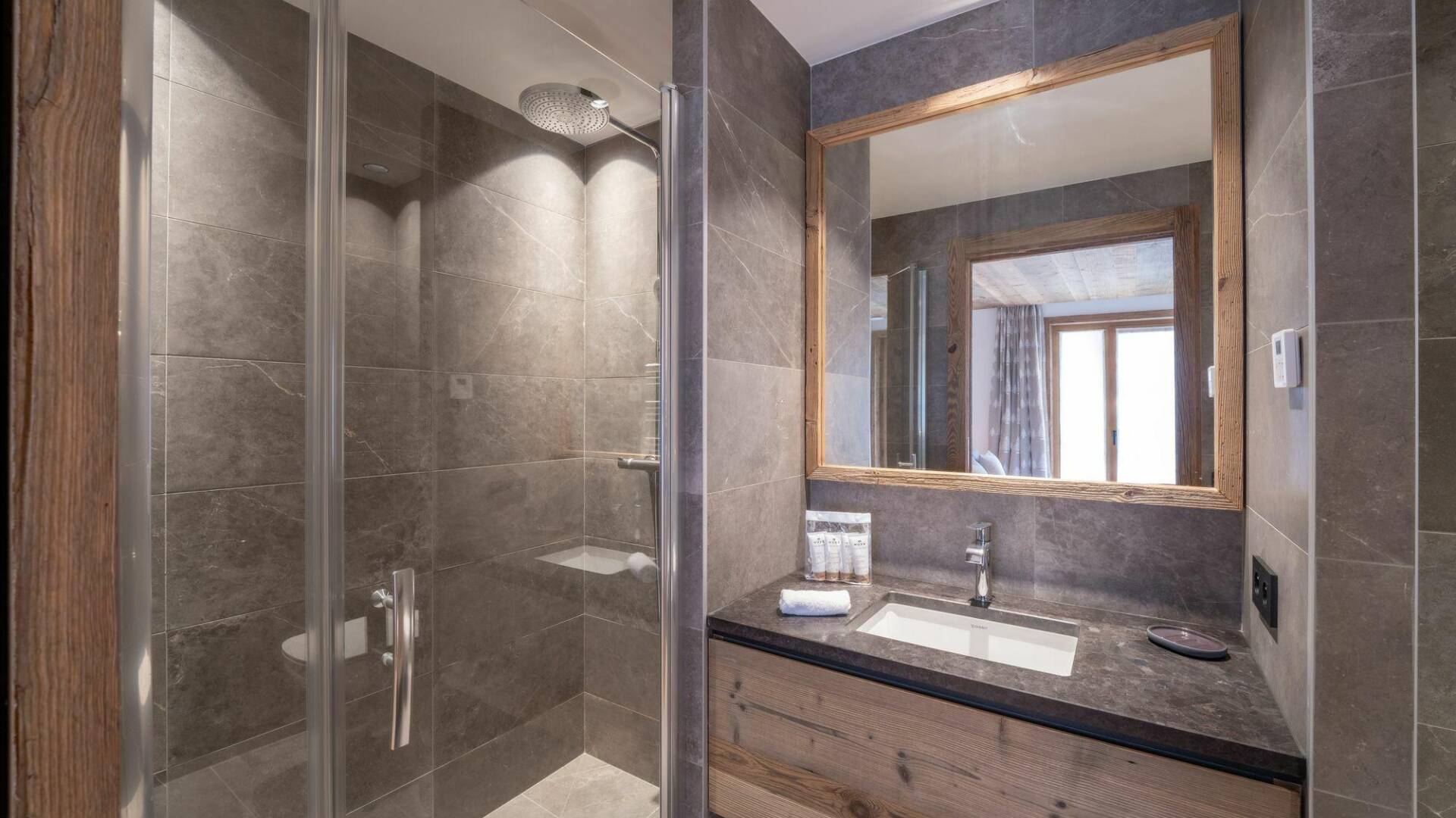 en suite bathroom with shower cabin