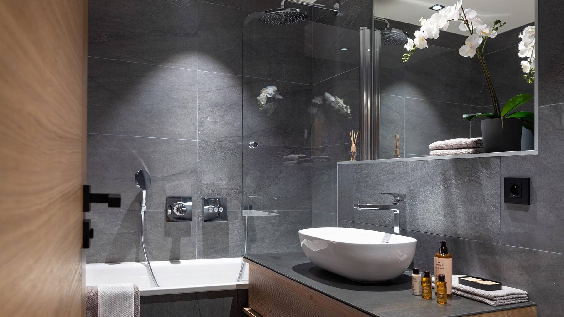 en suite bathroom with bath tub