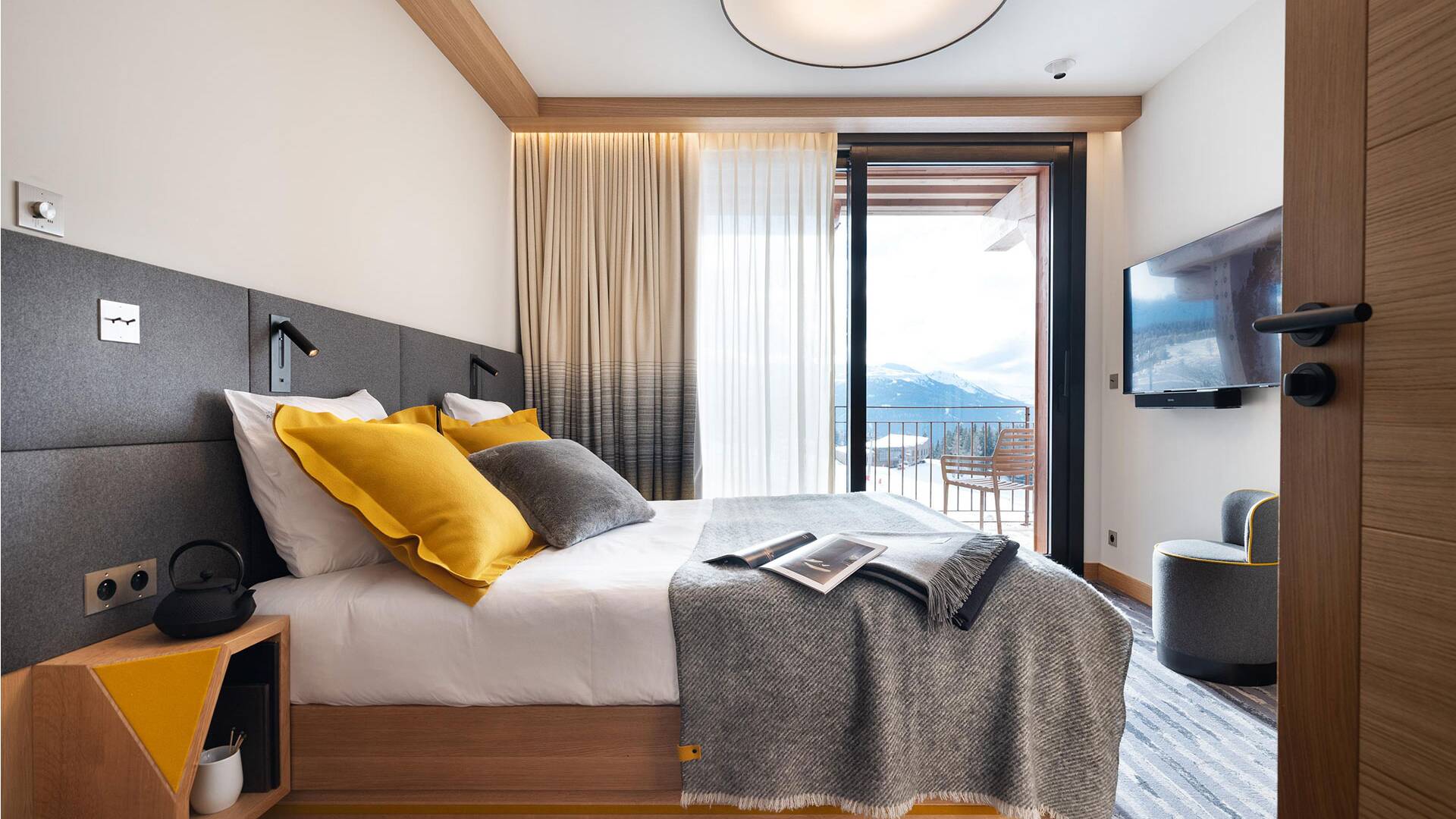 double bedroom with direct access to outdoor